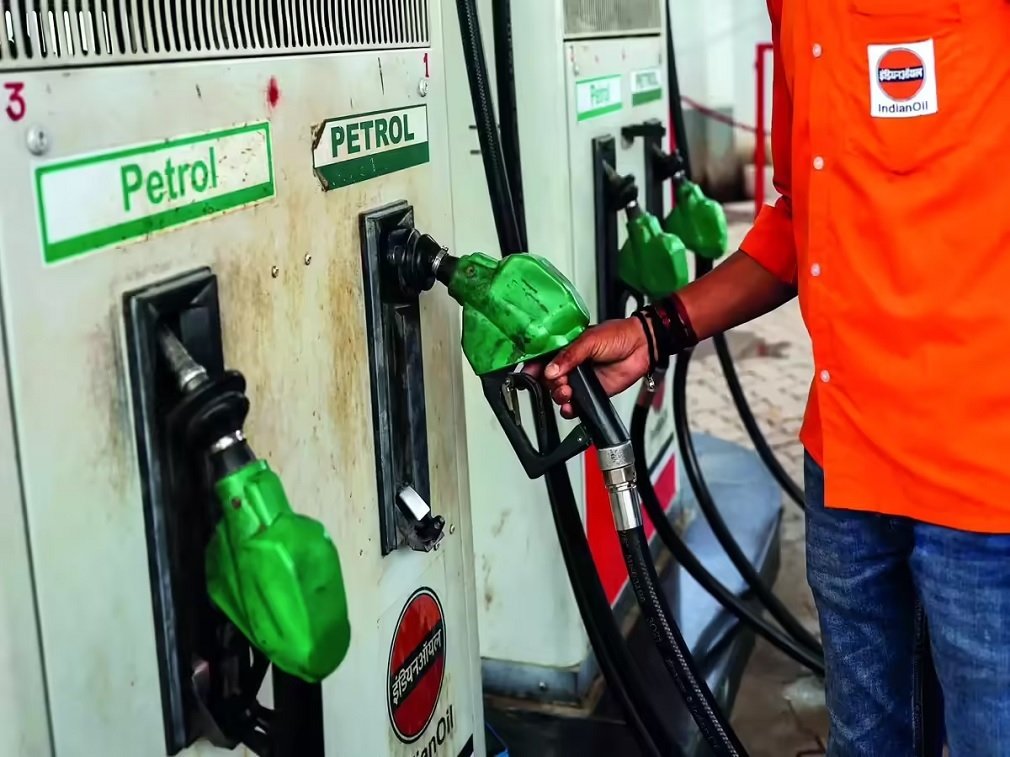 Sri Lanka Petrol-Diesel Price Hike: पेट्रोल 434 रुपये और डीजल 407 रुपये लीटर, तेल संकट से बढ़ी महंगाई