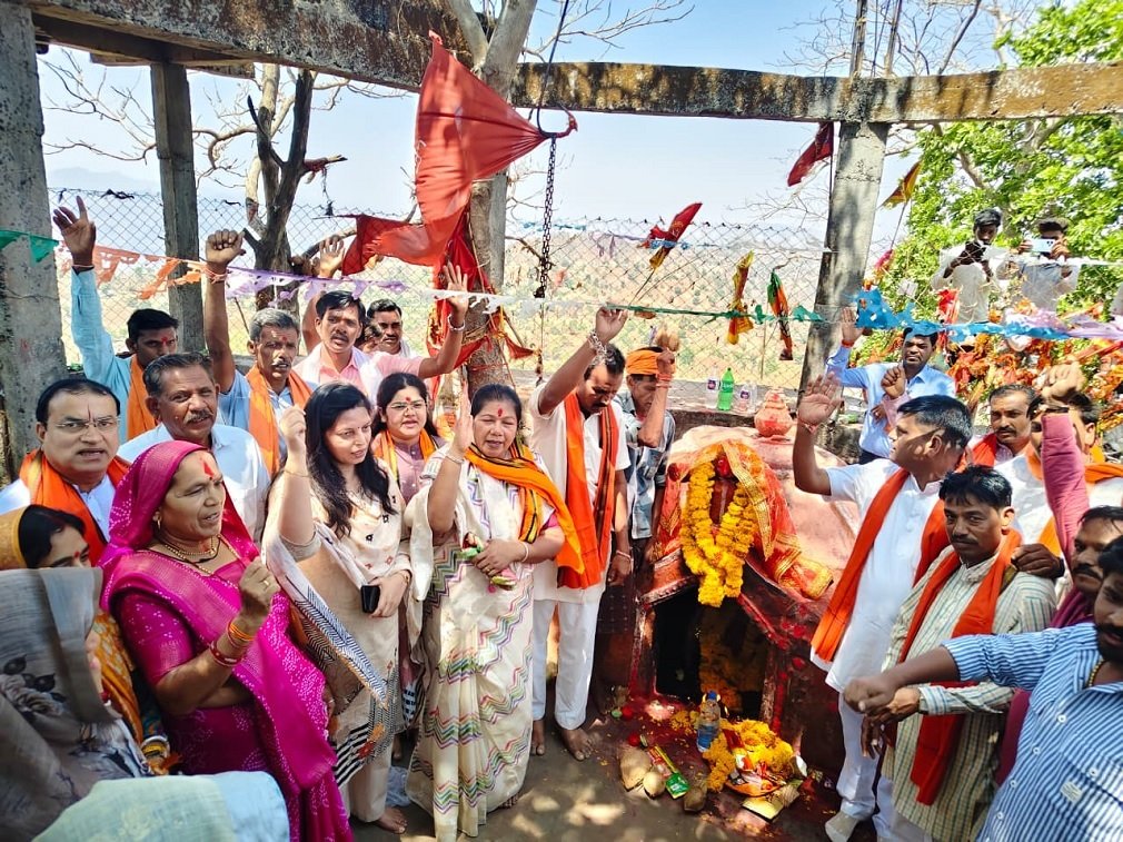 Alirajpur News : रानी काजल माता मंदिर पहुंचीं प्रभारी मंत्री सम्पतिया उइके, पेयजल एवं पहुंच मार्ग सुधारने के दिए निर्देश