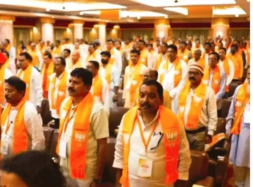 Cg Politics : BJP की बंद कमरे वाली बैठक में बड़ा संदेश! शिवप्रकाश बोले- जीत का जश्न छोड़ो, मैदान में उतरकर मेहनत करो