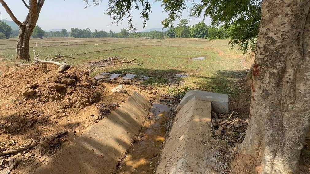 Jashpurnagar News : तपती गर्मी में किसानों के लिए वरदान बनी बेंजोरा व्यपवर्तन योजना, नहर के अंतिम छोर तक पहुंचा पानी