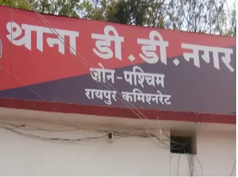 Raipur Crime: रायपुर के इंद्रप्रस्थ परिसर में युवक का शव मिलने से हड़कंप, छत पर फंदे से लटका मिला शव**