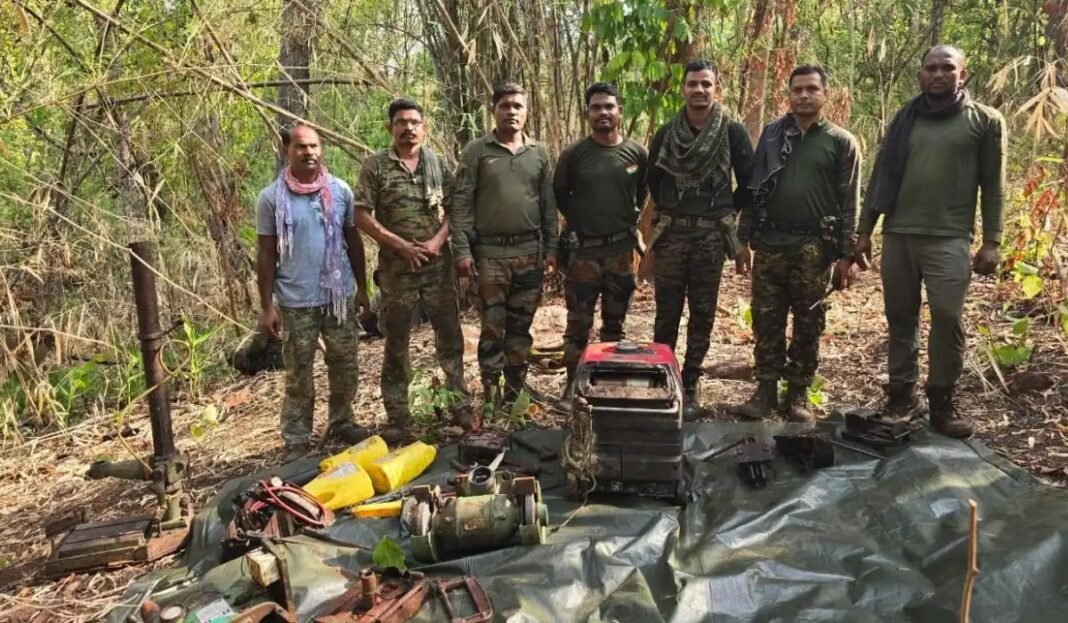 Naxal Dump Recovered: गढ़चिरौली में नक्सलियों की हथियार बनाने वाली फैक्ट्री तबाह, जमीन में छिपा भारी विस्फोटक सामान बरामद