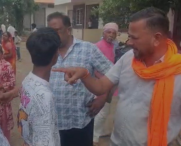 Barwani News : बड़वानी कृष्णा स्टेट कॉलोनी में धार्मिक प्रचार पर विवाद हिंदू देवी-देवताओं के खिलाफ बातें कहने पर रहवासियों ने किया विरोध