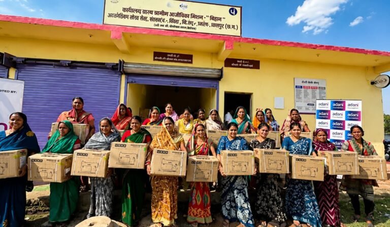Women Empowerment Raipur: आरंग विकासखंड में निःशुल्क सिलाई मशीन पाकर खिलीं महिलाओं की मुस्कान, आत्मनिर्भर बनने का सपना सच