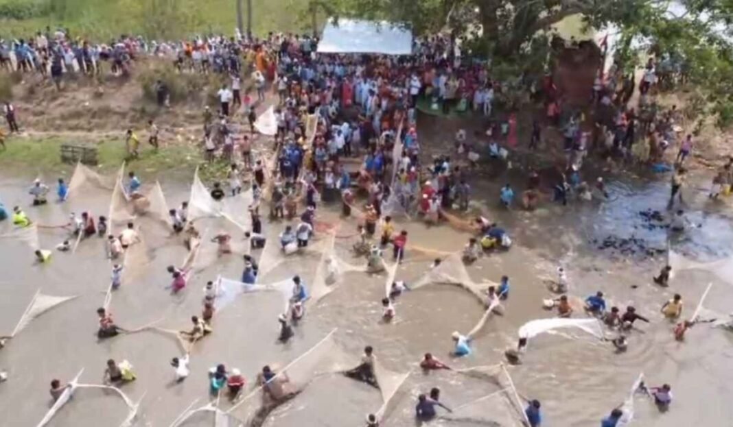 Barkai Village Tradition: बस्तर में आस्था और रोमांच का अनोखा संगम,कोंडागांव के बरकई गांव में ‘बंधा मतौर’ की गूंज, ढोल की थाप सुनते ही पानी में उछलने लगीं मछलियां