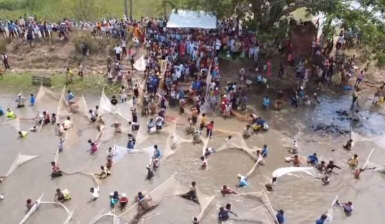 Barkai Village Tradition: बस्तर में आस्था और रोमांच का अनोखा संगम,कोंडागांव के बरकई गांव में ‘बंधा मतौर’ की गूंज, ढोल की थाप सुनते ही पानी में उछलने लगीं मछलियां
