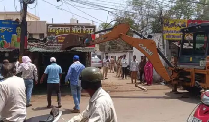 रायपुर नगर निगम ने शहर में यातायात बाधा और अवैध कब्जों के खिलाफ अपना अभियान बेहद तेज कर दिया है। इसी कड़ी में गुरुवार को नगर निगम के जोन-1 क्षेत्र में एक बड़ी कार्रवाई को अंजाम दिया गया। यहाँ होटल पैराडाइज से लेकर गोंदवारा अंडरब्रिज तक बुलडोजर