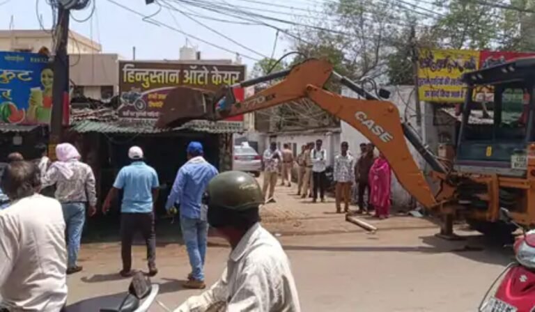 Raipur News: रायपुर नगर निगम ने यातायात बाधा के खिलाफ तेज किया अभियान, जोन-1 में हटाया भारी कब्जा, जाने पूरी खबर…