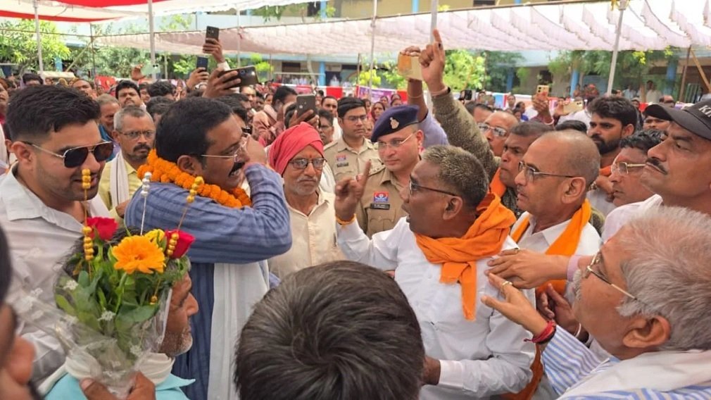 Chhattisgarh News: सुशासन तिहार में हंगामा और रिश्वतखोरी के मामले, बिलासपुर में नेता-विधायक की बहस तो कोरबा में बाबू गिरफ्तार