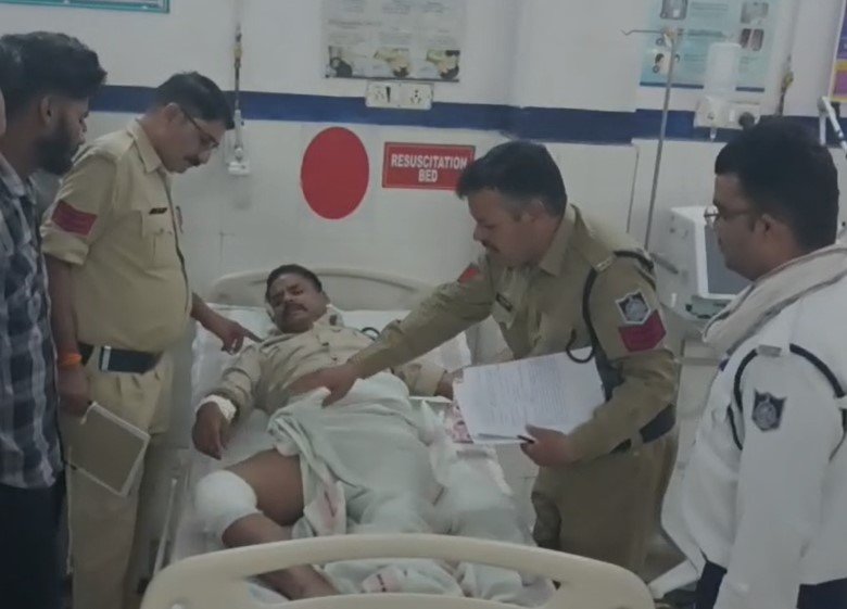 panna news : पन्ना में काल बनकर दौड़ी तेज रफ्तार कार, ऑन-ड्यूटी आरक्षक को मारी जोरदार टक्कर, खून से लथपथ जवान जिला अस्पताल रेफर!