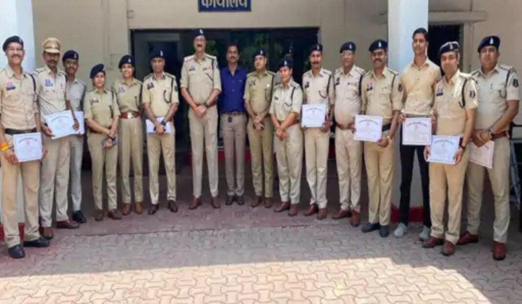 Raipur Police Awards: बेहतर पुलिसिंग का मिला इनाम रायपुर कमिश्नर डॉ. संजीव शुक्ला ने 70 पुलिस अधिकारियों-कर्मचारियों को प्रशस्ति पत्र देकर किया सम्मानित