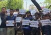 katni-student-protest: कटनी में हाई स्कूल की मांग को लेकर छात्रों का प्रदर्शन, खाली बस्ता सौंपकर लगाई गुहार
