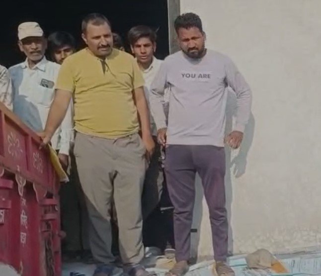 ujjain News :कलेक्टर रौशन कुमार सिंह पहुंचे खरीदी केंद्र, किसानों की सुविधाओं और तौल व्यवस्था का लिया जायजा