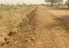 PMGSY road construction : मुंगेली में PMGSY सड़क निर्माण पर सवाल: गिट्टी की जगह मिट्टी, ग्रामीणों ने लगाया भ्रष्टाचार का आरोप PMGSY road construction