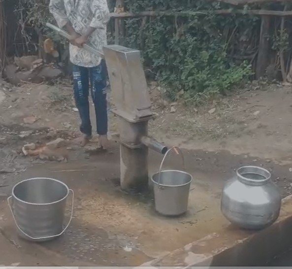 Dewas News :ग्राम पंचायत डाबरी बुजुर्ग के भैरूपुरा में पानी की किल्लत, ग्रामीण व महिलाएं परेशान, खराब टंकी और एक हैंडपंप के सहारे गांव, सूखे कुओं से बढ़ी ग्रामीणों की परेशानी