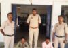 CG Crime: “ऑपरेशन आघात” के तहत रायगढ़ पुलिस का बड़ा एक्शन, 52 लीटर से ज्यादा अवैध महुआ शराब जब्त; 4 आरोपी गिरफ्तार