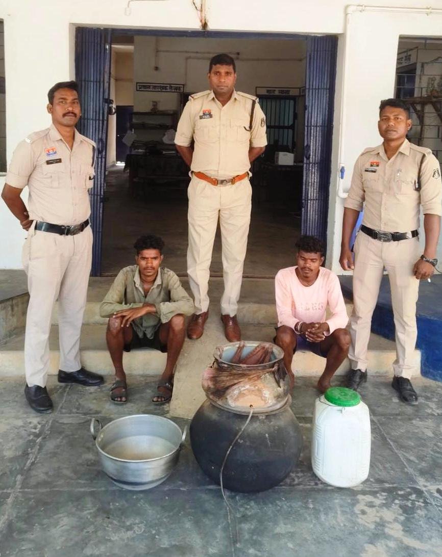 CG Crime: “ऑपरेशन आघात” के तहत रायगढ़ पुलिस का बड़ा एक्शन, 52 लीटर से ज्यादा अवैध महुआ शराब जब्त; 4 आरोपी गिरफ्तार
