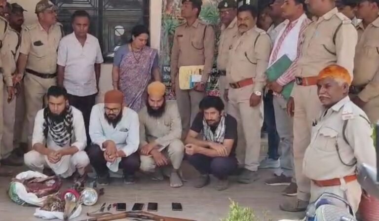 Raisen Forest Department: करमोदिया जंगल में हिरण का अवैध शिकार: वन विभाग ने घेराबंदी कर चार शिकारियों को दबोचा, बंदूक और मांस जब्त