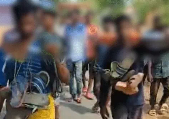 CG NEWS: चोरी के शक में युवकों को दी ‘तालिबानी सजा’, जूतों की माला पहनाकर गांवभर में घुमाया; VIDEO वायरल