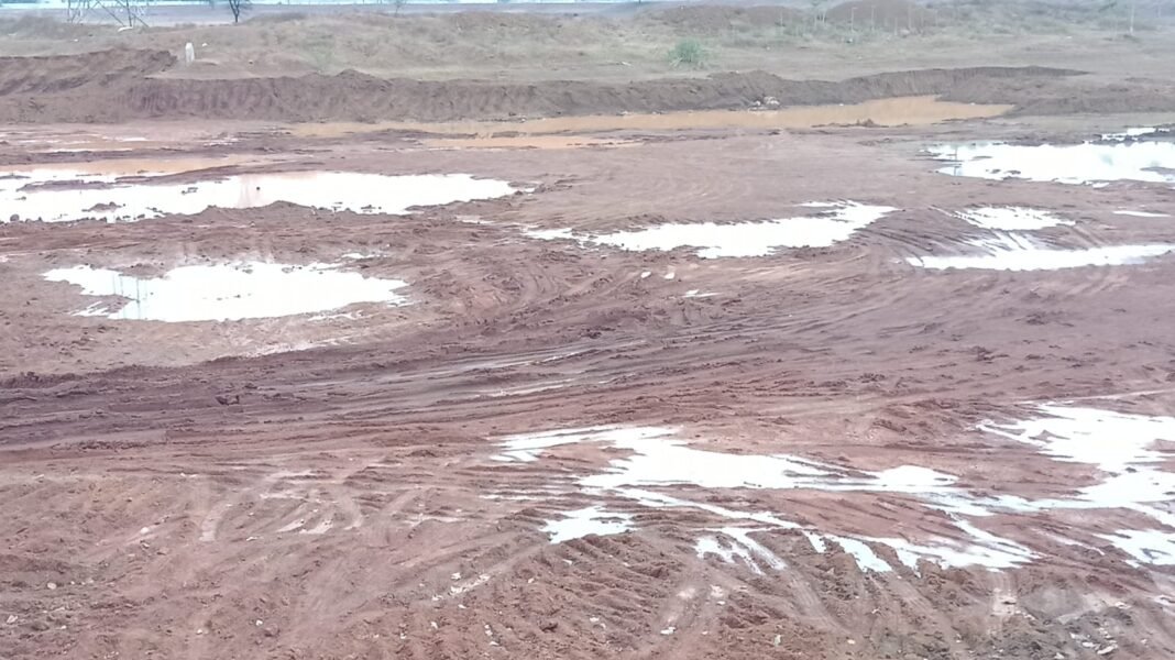 CG NEWS: अमृत सरोवर योजना में बड़ा खेल! संरक्षित तालाब से अवैध मुरम उत्खनन, लाखों के राजस्व नुकसान का आरोप