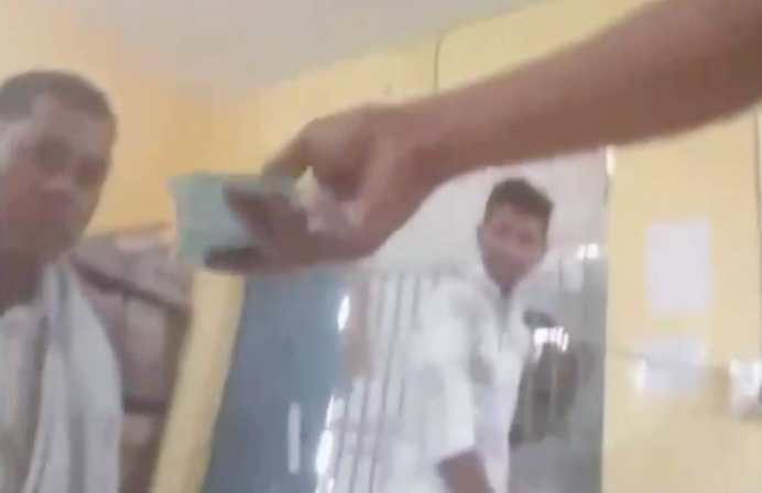 CG NEWS: VIDEO VIRAL: धान खरीदी केंद्र में अवैध वसूली का आरोप, कलेक्टर ने दिए जांच के आदेश