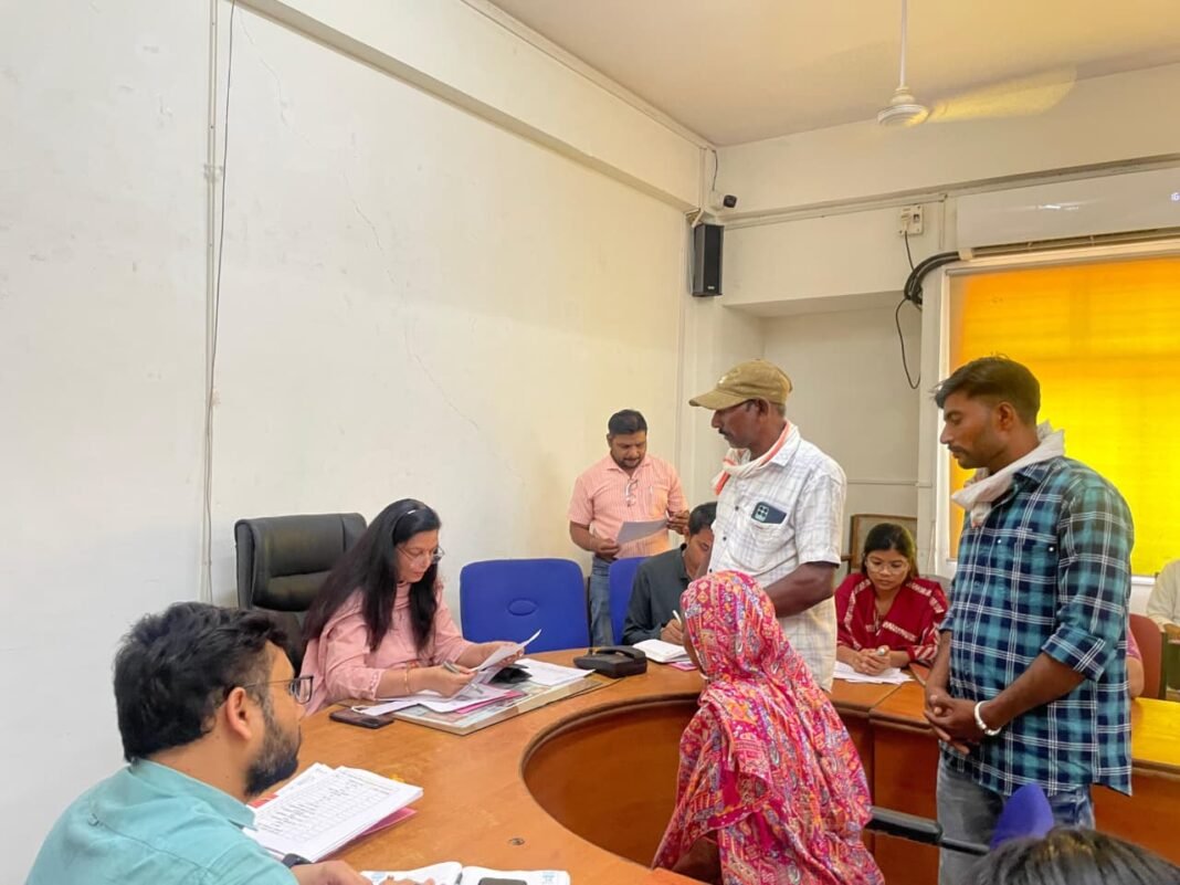 MP NEWS: आलीराजपुर में जनसुनवाई के दौरान गूंजे जनता के मुद्दे, कलेक्टर नीतू माथुर ने अधिकारियों को दिए त्वरित कार्रवाई के निर्देश