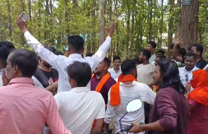 CG NEWS: अंतिम संस्कार को लेकर गांव में बढ़ा विवाद, धर्मांतरित महिला के शव दफनाने पर हंगामा; पुलिस ने संभाला मोर्चा