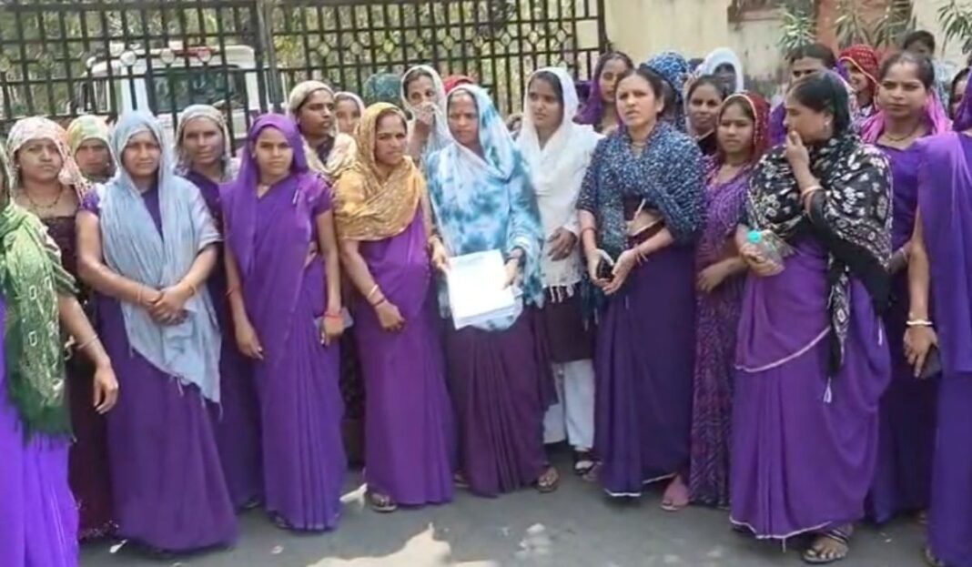 MP Asha Workers: रुका वेतन और 21 हजार मानदेय की मांग, बड़वानी में कलेक्ट्रेट पहुंचीं सैकड़ों आशा-उषा कार्यकर्ता