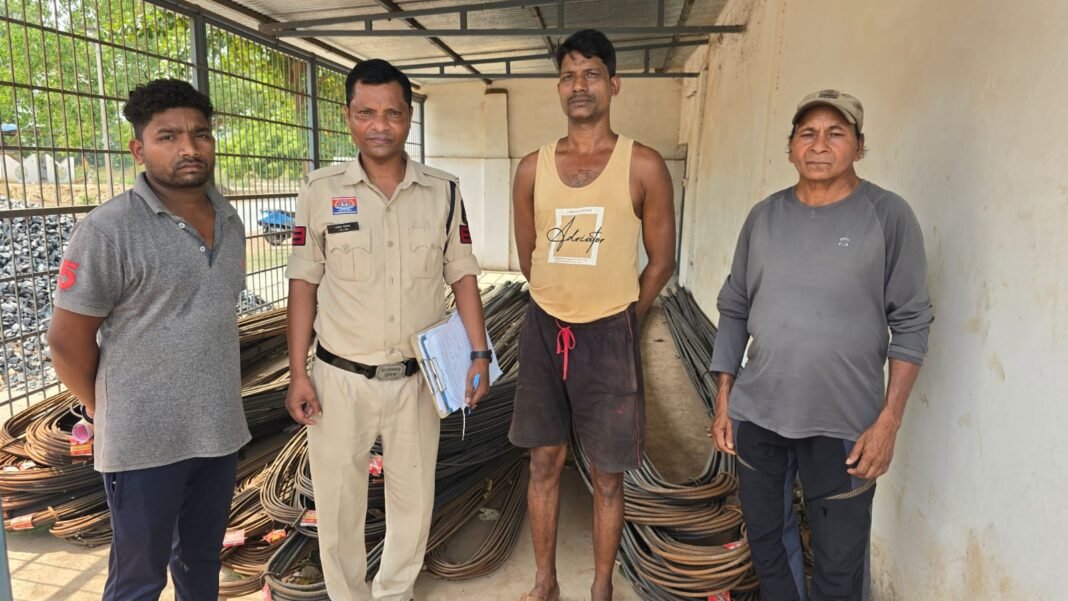 Raigarh Police Action: ऑपरेशन प्रहार का बड़ा असर रायगढ़ पुलिस ने 23 लाख की संदिग्ध कबाड़ और सरिया जब्त, अवैध कारोबारियों में मचा हड़कंप