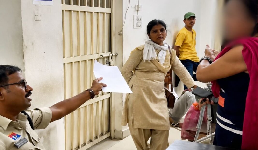Bilaspur Police Controversy: बिलासपुर में सिविल लाइन पुलिस की बदसलूकी का वीडियो वायरल, महिला से अभद्रता पर उठे सवाल…
