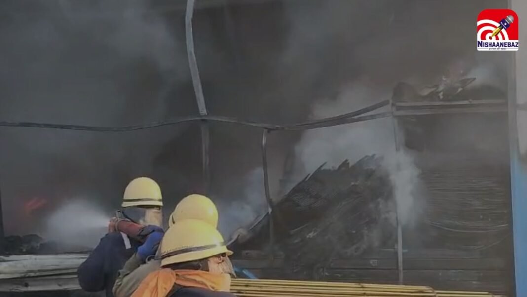 M.P Fire : इंदौर के खजराना में टेंट हाउस गोदाम में भीषण आग, इलाके में मचा हड़कंप