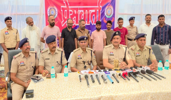 Cyber Fraud Gang: 29 लाख की साइबर ठगी का भंडाफोड़ दिल्ली-यूपी से 7 आरोपी गिरफ्तार, फर्जी बीमा क्लेम के नाम पर रचते थे करोड़ों का खेल