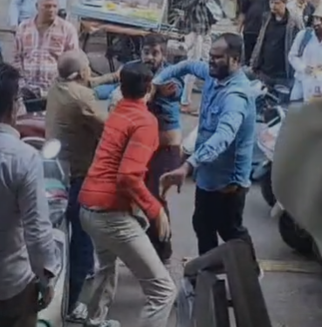 MP NEWS: इंदौर सराफा बाजार में दबंगई का लाइव वीडियो: दलालों के दो गुटों में जमकर मारपीट, बीच बाजार चले लात-घूंसे