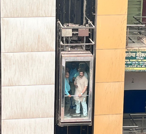 Raipur Lift Incident :रायपुर में फिर हुआ ‘लिफ्ट कांड’ भाजपा प्रवक्ता अमित चिमनानी समेत 7 लोग 15 मिनट तक फंसे, प्रबंधन पर उठे सवाल