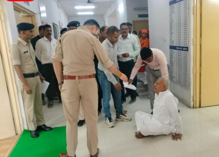 Himmat Kothari Protest Ratlam: रतलाम में पूर्व गृह मंत्री हिम्मत कोठारी का धरना, अवैध कब्जे के मामले में पुलिस कार्रवाई नहीं होने पर जताया विरोध