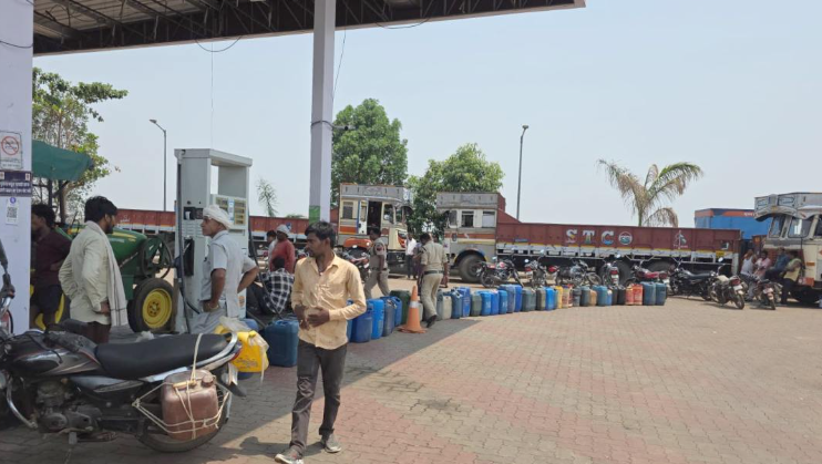 Baloda Bazar Petrol Pump Sealed: निर्धारित सीमा से अधिक डीजल बिक्री पर बड़ी कार्रवाई, एसडीएम ने पेट्रोल पंप किया सील