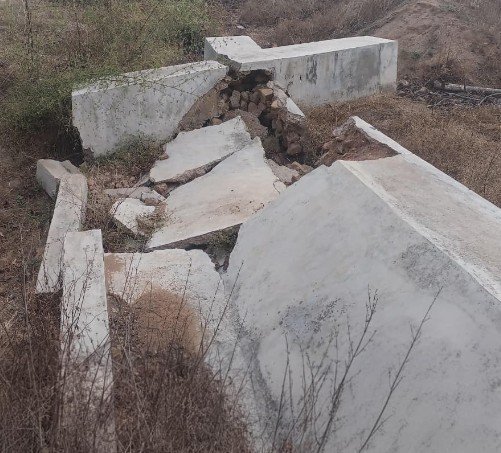 mnrega-checkdam-damage: कागजों में मजबूत, जमीन पर ढह गया चेकडैम! छतरपुर में मनरेगा काम पर उठे सवाल