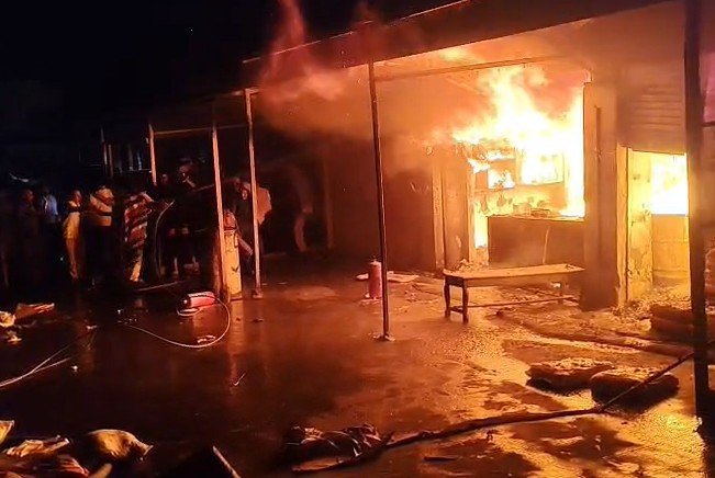 mandsaur-sitamau-market-fire-loss: फायर ब्रिगेड नहीं, 4 घंटे तक जलता रहा बाजार! मंदसौर के सीतामऊ में व्यापारियों का फूटा गुस्सा