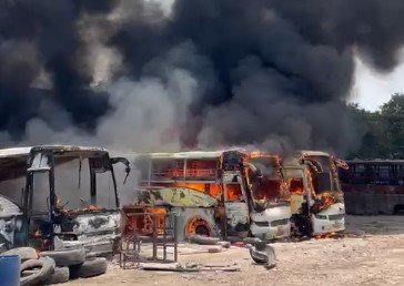indore-teen-imli-bus-fire: इंदौर में बसों के बीच ‘आग का धमाका’, शॉर्ट सर्किट या कुछ और? जाने पूरी खबर…