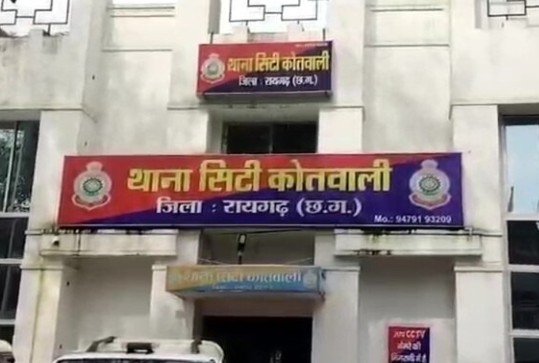 raigarh-missing-child-reunited: भटकते मासूम के लिए देवदूत बनी पुलिस, रायगढ़ में दिखी मानवीयता की मिसाल