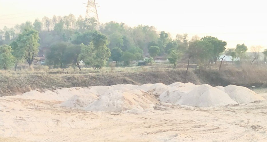 singrauli-illegal-sand-row: दिन-रात दौड़ रहे रेत से भरे ट्रक, प्रशासन मौन; आखिर किसका है संरक्षण?
