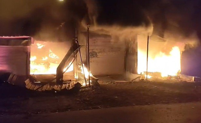 burhanpur-doifodia-fire-news: रात में मची अफरा-तफरी! बुरहानपुर में 6 दुकानों में लगी भीषण आग, लाखों का नुकसान