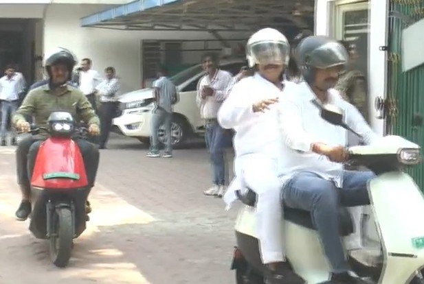 minister-electric-scooty-visit: मोदी की अपील पर बदला मंत्री का अंदाज, इलेक्ट्रिक स्कूटी से मंत्रालय पहुंचे प्रद्युम्न सिंह तोमर…