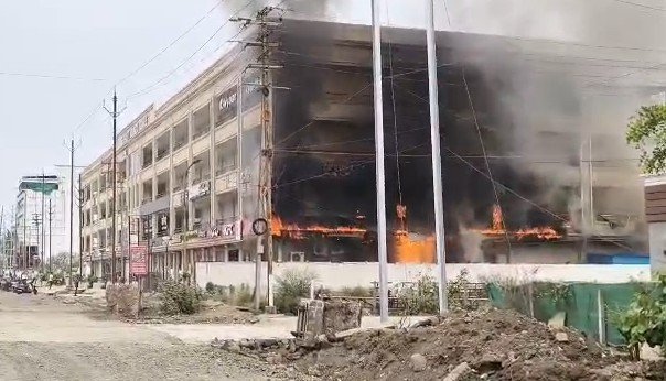 भोपाल के निशातपुरा में भीषण आग, पीपल्स हॉस्पिटल के सामने बिल्डिंग में मचा हड़कंप