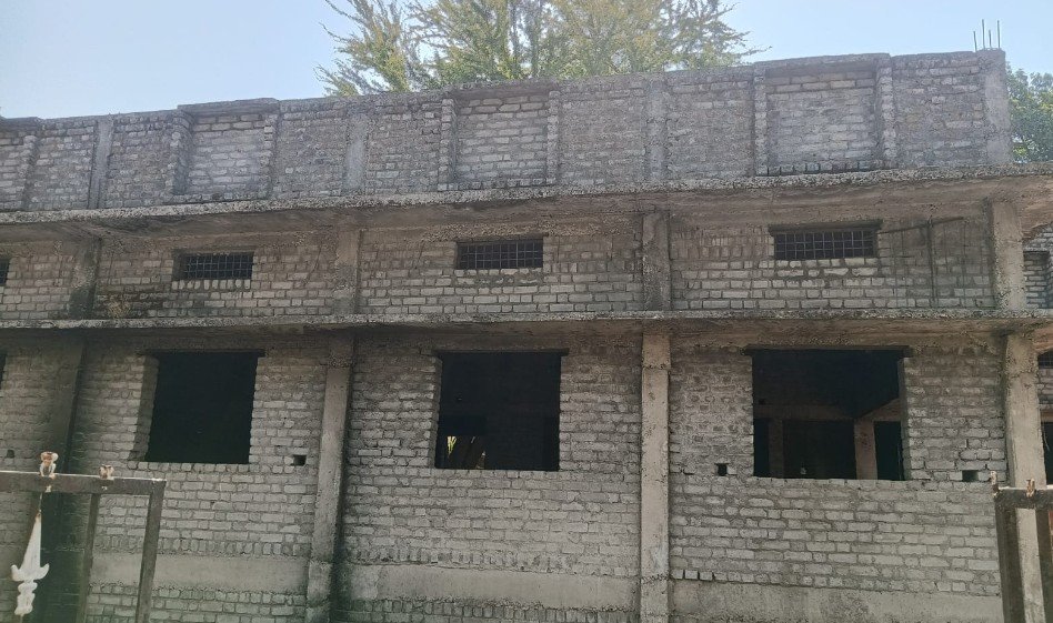 बरगी पंचायत में बदहाली: अधूरा भवन खंडहर बना, घटिया सीसी रोड निर्माण पर उठे सवाल