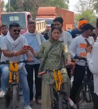 PM मोदी की अपील पर खंडवा में ‘सियासी ड्रामा’! कोई साइकल पर निकला, कोई EV में घूमने लगा