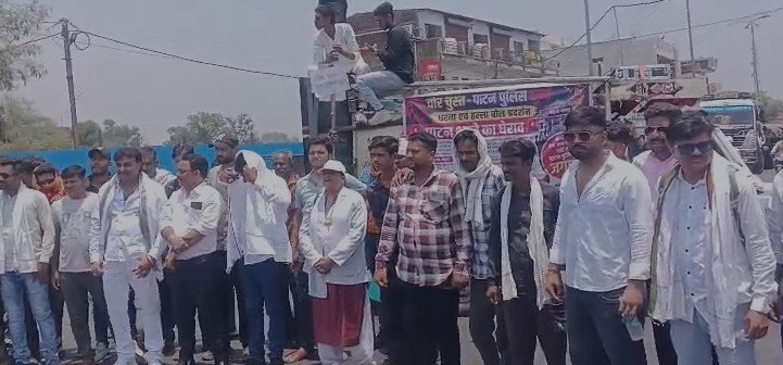 जबलपुर के पाटन में बढ़ती चोरियों के खिलाफ विश्व हिंदू परिषद का थाने पर प्रदर्शन
