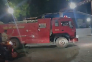 MP NEWS: इंदौर जिला जेल परिसर के पीछे लगी आग से मचा हड़कंप, सूखी घास में भड़कीं लपटें