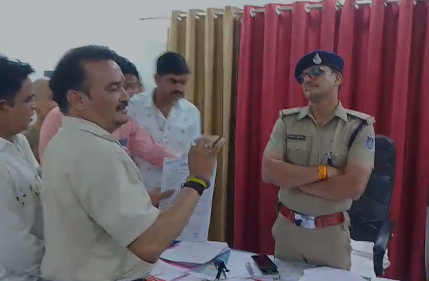 MP NEWS: इंदौर में जल संकट पर कांग्रेस का अनोखा प्रदर्शन, “लापता पानी” की FIR दर्ज कराने थाने पहुंचे रहवासी
