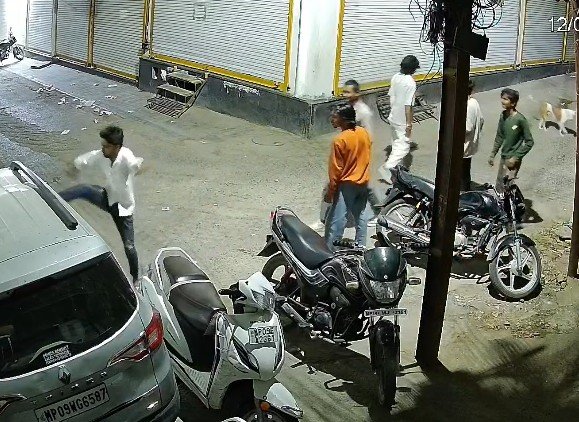 इंदौर के सराफा इलाके में देर रात बदमाशों का आतंक, CCTV में कैद हुई वारदात